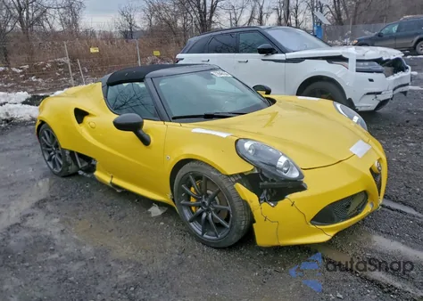 2015 Alfa Romeo 4C Spider z USA, uszkodzony, nr VIN ZARBAAB49FM169436